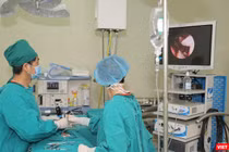 Ê-kíp phẫu thuật do bác sĩ BS.CKII Cung Đình Hoàn-Trưởng khoa Tai – Mũi – Họng, Bệnh viện đa khoa Đức Giang đang tiến hành phẫu thuật cho bệnh nhân.