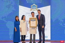 TS.BS Lê Đức Nhân - Giám đốc Bệnh viện Đà Nẵng nhận chứng nhận từ Giám đốc lĩnh vực tiêm truyền tĩnh mạch BD - Khu vực Đông Nam Á 