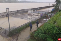 Cầu gỗ lim dọc sông Hương (T.T.Huế) vẫn ngập trong nước lụt