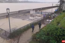 Cầu gỗ lim dọc sông Hương (T.T.Huế) vẫn ngập trong nước lụt