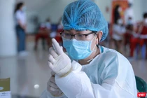 Lực lượng y tế tiêm vaccine phòng COVID-19 cho đối tượng là học sinh