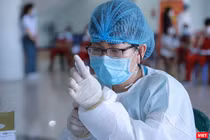 Lực lượng y tế tiêm vaccine phòng COVID-19 cho đối tượng là học sinh