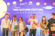 Đại diện AHT tặng quà trung thu cho du khách tại Nhà ga sân bay quốc tế Đà Nẵng trong khuôn khổ các hoạt động kỷ niệm 30 năm thiết lập quan hệ ngoại giao Việt Nam- Hàn Quốc