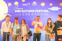 Đại diện AHT tặng quà trung thu cho du khách tại Nhà ga sân bay quốc tế Đà Nẵng trong khuôn khổ các hoạt động kỷ niệm 30 năm thiết lập quan hệ ngoại giao Việt Nam- Hàn Quốc