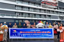 Quang cảnh lễ đón đoàn du khách đến từ tàu La Lapérouse tại cảng Tiên Sa (Đà Nẵng)