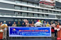 Quang cảnh lễ đón đoàn du khách đến từ tàu La Lapérouse tại cảng Tiên Sa (Đà Nẵng)