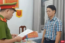 Công an bắt đối tượng đưa hối lộ cho Tổng Giám đốc Công ty CP Công trình công cộng Hội An. (ảnh CĐ)