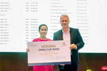 Bà Lương Thị Hương, Giám đốc Quỹ Trẻ em Việt Nam tiếp nhận số tiền gây quỹ từ Ban tổ chức giải đấu Hoiana Open Cup.