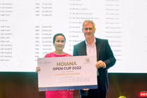 Bà Lương Thị Hương, Giám đốc Quỹ Trẻ em Việt Nam tiếp nhận số tiền gây quỹ từ Ban tổ chức giải đấu Hoiana Open Cup.
