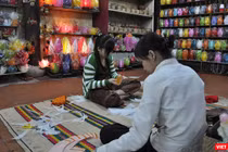 Làm đèn lồng, một trong những sàn phẩm thủ công mỹ nghệ đặc trưng của Hội An