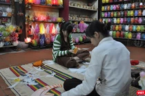 Làm đèn lồng, một trong những sàn phẩm thủ công mỹ nghệ đặc trưng của Hội An