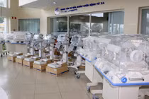 Lô trang thiết bị y tế gồm 5 máy thở, 5 máy điện tim và 7 lồng ấp trẻ em vừa được JICA bàn giao cho Bệnh viện Trung ương Huế