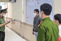 Cơ quan công an tống đạt quyết định khởi tố và thực hiện lệnh bắt tạm giam đối với Phạm Kim Phúc - Giám đốc Công ty TNHH Phúc Travel Newlife