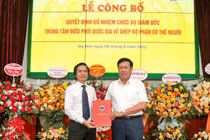 Thứ trưởng Bộ Y tế Đỗ Xuân Tuyên trao quyết định bổ nhiệm Giám đốc Trung tâm Điều phối Quốc gia về ghép bộ phận cơ thể người cho PGS.TS Đồng Văn Hệ (ảnh BVCC)