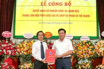 Thứ trưởng Bộ Y tế Đỗ Xuân Tuyên trao quyết định bổ nhiệm Giám đốc Trung tâm Điều phối Quốc gia về ghép bộ phận cơ thể người cho PGS.TS Đồng Văn Hệ (ảnh BVCC)