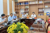 Các chuyên gia tham dự cuộc họp Tổ chuyên môn chăm sóc, điều trị ca bệnh COVID-19 tại điểm cầu Bộ Y tế. (Ảnh Lê Hảo/SKDS)