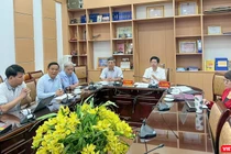 Các chuyên gia tham dự cuộc họp Tổ chuyên môn chăm sóc, điều trị ca bệnh COVID-19 tại điểm cầu Bộ Y tế. (Ảnh Lê Hảo/SKDS)