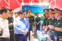 Thủ tướng Phạm Minh Chính và đoàn công tác nghe giới thiệu về các sản phẩm trang bị kĩ thuật công nghệ cao do Viettel đang nghiên cứu, sản xuất.