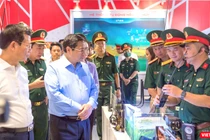 Thủ tướng Phạm Minh Chính và đoàn công tác nghe giới thiệu về các sản phẩm trang bị kĩ thuật công nghệ cao do Viettel đang nghiên cứu, sản xuất.