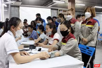 Các thầy thuốc theo chân hành trình Thầy thuốc trẻ vì sức khỏe cộng đồng-chăm sóc sức khỏe hậu COVID-19 đang khám cho công nhân 