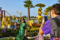 Người dân TP Huế chụp ảnh kỷ niệm với đường hoa xuân Nhâm Dần bên bờ sông Hương (ảnh Tuấn Hiệp)