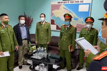 Cơ quan CSĐT Công an tỉnh Thừa Thiên Huế tống đạt khởi tố vụ án, khởi tố bị can, bắt tạm giam ông Hoàng Văn Đức - Giám đốc CDC Thừa Thiên Huế 