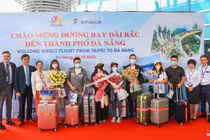 Đại diệnSở Du lịch, Trung tâm Xúc tiến Du lịch, Cảng hàng không Quốc tế Đà Nẵng, Công ty CP Đầu tư và Khai thác Nhà ga quốc tế và Hãng hàng không Starlux tại lễ đón chuyến bay Đài Bắc-Đà Nẵng