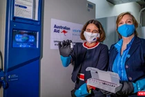 Đại sứ Robyn Mudie và Trưởng đại diện UNICEF Rana Flowers tham quan lô vaccine Pfizer do Australia tài trợ được vận chuyển tới Hà Nội (ảnh ĐSQ Australia)