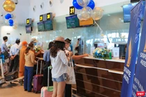 Những hành khách đầu tiên check-in trên chuyến bay quốc tế Đà Nẵng đi Singapore trong sáng ngày 27/3