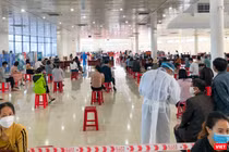 Lực lượng y tế tổ chức tiêm vaccine phòng COVID-19 cho người dân