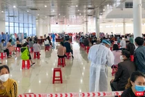 Lực lượng y tế tổ chức tiêm vaccine phòng COVID-19 cho người dân