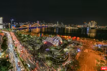 Công viên APEC (Đà Nẵng) trong đêm trình diễn thả hoa đăng bằng khinh khí cầu