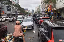 Hàng trăm phương tiện ô tô bị chết máy nằm la liệt trên tuyến đường Lê Duẫn, quận Hải Châu (đoạn Ông Ích Khiêm đến Hoàng Hoa Thám)