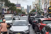 Xe ô tô bị ngập nước sau cơn mưa ngày 14/10 nằm la liệt trên đường Lê Duẫn (TP Đà Nẵng)