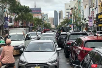 Xe ô tô bị ngập nước sau cơn mưa ngày 14/10 nằm la liệt trên đường Lê Duẫn (TP Đà Nẵng)