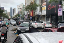 Xe ô tô bị ngập nước và chết máy nằm la liệt trên tuyến đường Lê Duẫn (Đà Nẵng) sau trận mưa lịch sử đêm 14/10