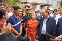 Chủ tịch nước Nguyễn Xuân Phúc thăm người dân Đà Nẵng bị thiệt hại do mưa lũ