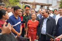 Chủ tịch nước Nguyễn Xuân Phúc thăm người dân Đà Nẵng bị thiệt hại do mưa lũ