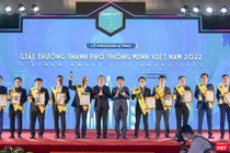 Ông Lê Quang Nam - Phó Chủ tịch UBND TP Đà Nẵng (người nâng cúp) nhận Giải Nhất Giải thưởng TP thông minh Việt Nam năm 2022