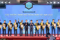 Ông Lê Quang Nam - Phó Chủ tịch UBND TP Đà Nẵng (người nâng cúp) nhận Giải Nhất Giải thưởng TP thông minh Việt Nam năm 2022
