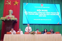 Ông Võ Lê Nhật - Chủ tịch UBND TP Huế chủ trì chương trình đối thoại với thanh niên về chuyển đổi số (Ảnh thuathienhue.gov.vn)