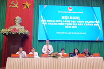 Ông Võ Lê Nhật - Chủ tịch UBND TP Huế chủ trì chương trình đối thoại với thanh niên về chuyển đổi số (Ảnh thuathienhue.gov.vn)