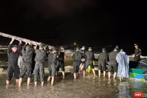 Lực lượng Công an Đà Nẵng xuyên đêm giúp dân đưa tàu thuyền lên bờ