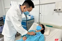 Bác sĩ thăm khám cho bệnh nhân sau phẫu thuật