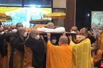 Nghi lễ nhập kim quan Thiền sư Nhất Hạnh (ảnh Tuấn Hiệp)