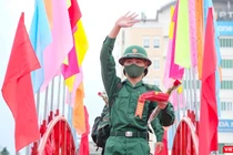 Tân binh đi qua cầu vinh quang trong lễ giao nhận quân năm 2022 tại Đà Nẵng