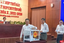 Các đại biểu HĐND bỏ phiếu bãi nhiệm tư cách đại biểu HĐND và chức danh Phó Chủ tịch HĐND TP đối với ông Lê Minh Trung