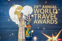 Bà Trương Thị Hồng Hạnh-Giám đốc Sở Du lịch Đà Nẵng (bìa phải), nhận cup danh hiệu “Điểm đến sự kiện và lễ hội hàng đầu châu Á 2022” từ ban tổ chức