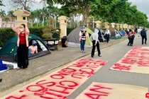 Hàng trăm khách hàng liên quan đến vụ án bẻ kèo hợp đồng môi giới BĐS ở Quảng Nam đã dựng lều bạt, căng băng rôn tại trung tâm thị xã Điện Bàn, tỉnh Quảng Nam