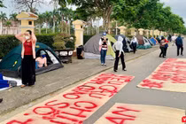 Hàng trăm khách hàng liên quan đến vụ án bẻ kèo hợp đồng môi giới BĐS ở Quảng Nam đã dựng lều bạt, căng băng rôn tại trung tâm thị xã Điện Bàn, tỉnh Quảng Nam